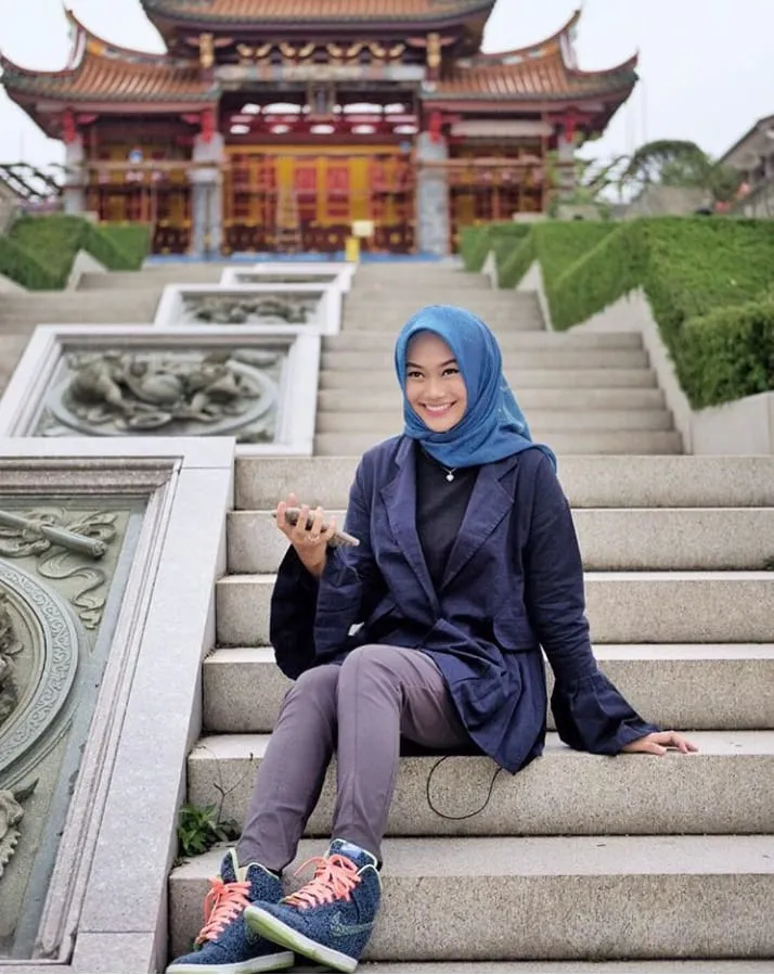 Santai, Sopan Sekaligus Nyaman. 15+ Gaya Fesyen Hijab Ala Indah Nada Puspita Ini Layak Jadi Panutan! 19