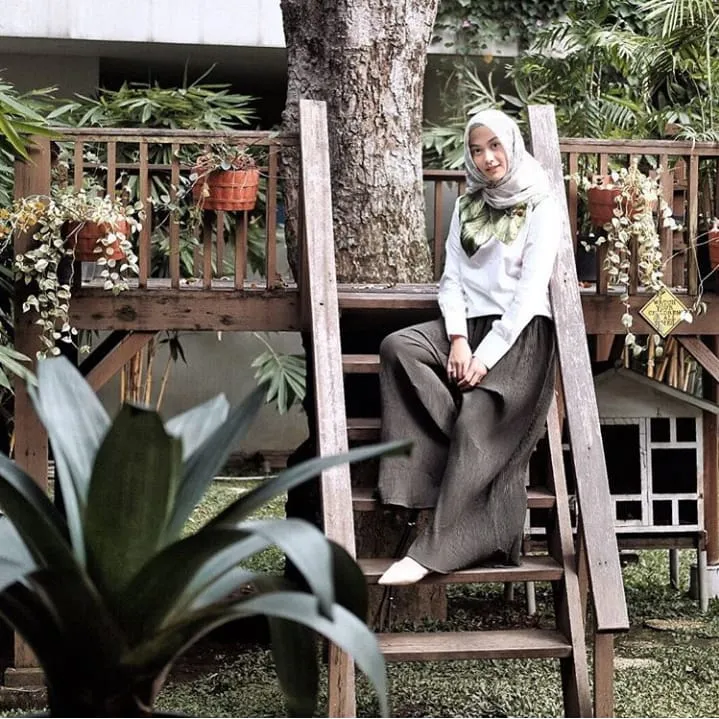 Santai, Sopan Sekaligus Nyaman. 15+ Gaya Fesyen Hijab Ala Indah Nada Puspita Ini Layak Jadi Panutan! 20