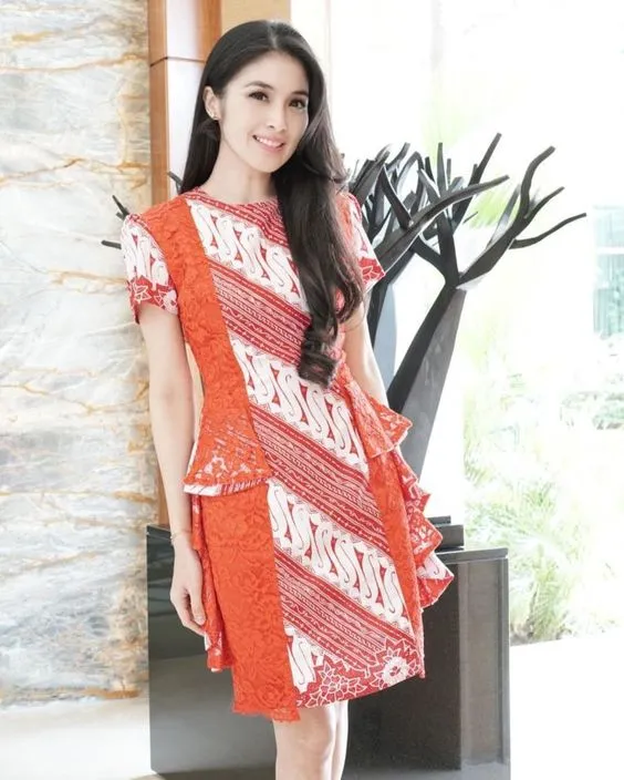 Inspirasi Tampil Meriah dengan Batik Merah. Dipakai Kondangan atau Perayaan Serba Wah 18