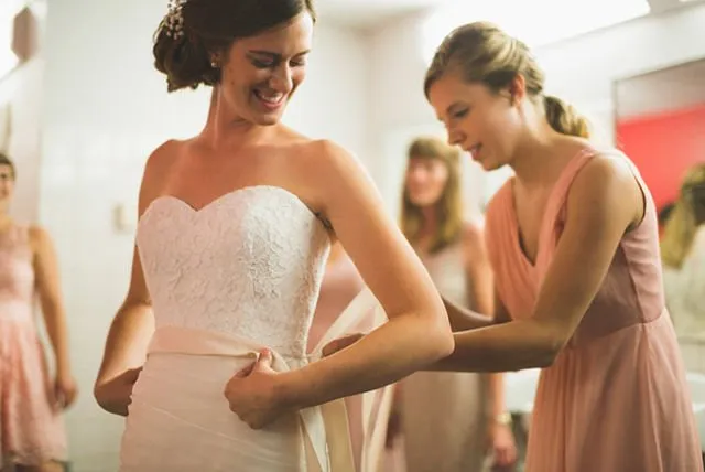 Daripada Cuma Dikasih Kain & Foto-foto Cantik, Mending 'Manfaatkan' Bridesmaidmu untuk 7 Hal ini 9