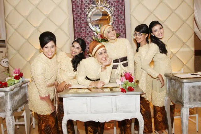 Daripada Cuma Dikasih Kain & Foto-foto Cantik, Mending 'Manfaatkan' Bridesmaidmu untuk 7 Hal ini 11