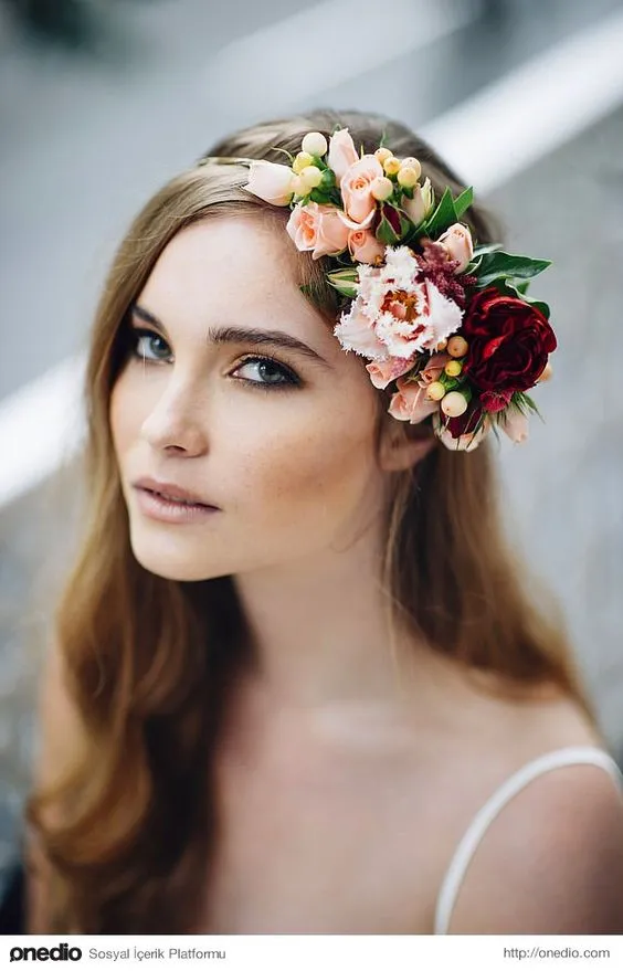 13+ Inspirasi Bridal Hair Do dengan Aksesori Bunga yang Memesona. Tanpa Mahkota, Tetap Terpancar Auranya 19