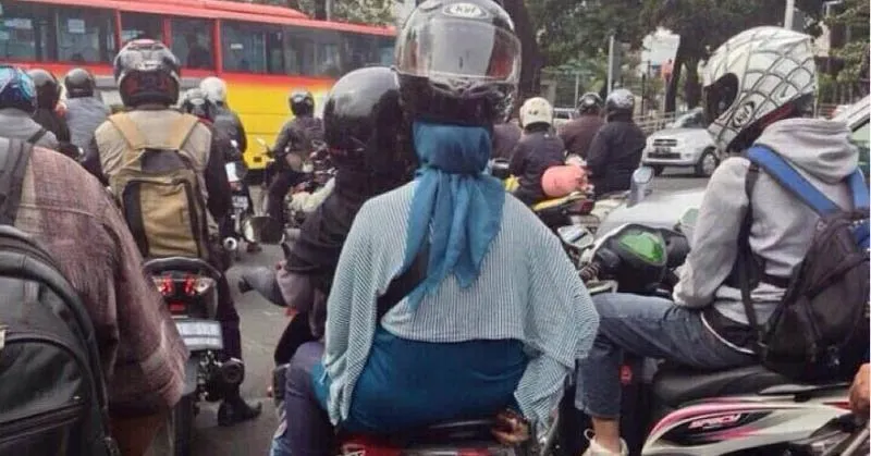 10 Perjuangan yang Sering Banget Dialami Cewek Berhijab. Mau Bagaimanapun, Harus Tetap Tabah! :”)