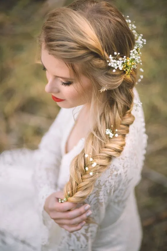 13+ Inspirasi Bridal Hair Do dengan Aksesori Bunga yang Memesona. Tanpa Mahkota, Tetap Terpancar Auranya 23
