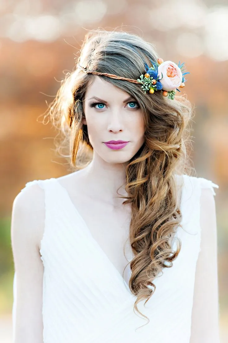 13+ Inspirasi Bridal Hair Do dengan Aksesori Bunga yang Memesona. Tanpa Mahkota, Tetap Terpancar Auranya 27
