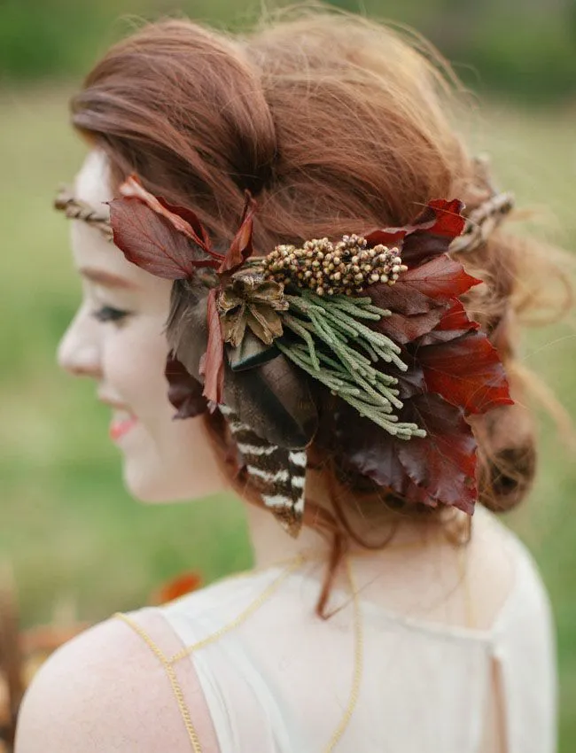 13+ Inspirasi Bridal Hair Do dengan Aksesori Bunga yang Memesona. Tanpa Mahkota, Tetap Terpancar Auranya 22