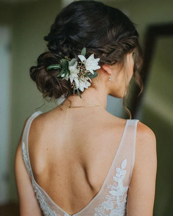 13+ Inspirasi Bridal Hair Do dengan Aksesori Bunga yang Memesona. Tanpa Mahkota, Tetap Terpancar Auranya 24