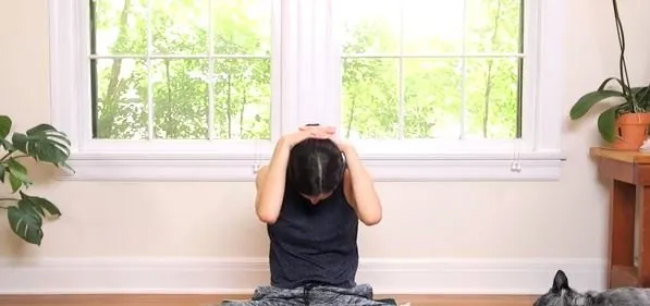 7 Gerakan Yoga Sederhana yang Bisa Dilakukan di Kantor. Rasa Capek Bisa Hilang Seketika Lho 14