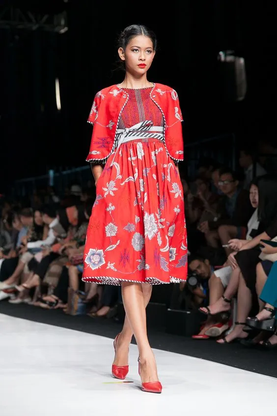 Inspirasi Tampil Meriah dengan Batik Merah. Dipakai Kondangan atau Perayaan Serba Wah 19