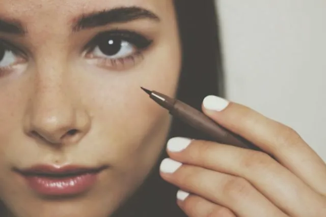 Bermodal Pensil Alis, Begini Lho 6 Langkah Bikin Makeup Freckles yang Kembali Ngehits 8