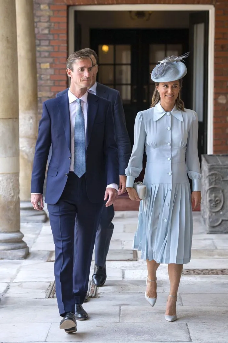 13 Potret Momen Baptisan Prince Louis of Cambridge. Mulai dari Gaun Cantik Hingga Fashion Kate Middleton 21