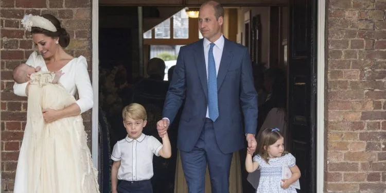 13 Potret Momen Baptisan Prince Louis of Cambridge. Mulai dari Gaun Cantik Hingga Fashion Kate Middleton 22