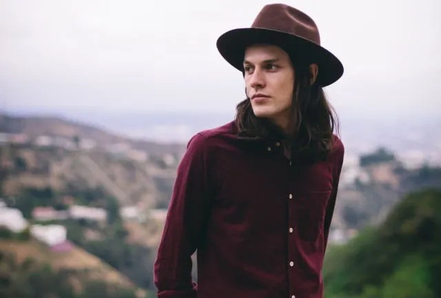 7 Kunci Maskulin Ala James Bay, Cowok Tinggi Kurus Juga Bisa Bikin Meleleh Lewat Tampilan 13