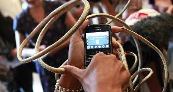 Chillal, Pemilik Kuku Terpanjang (8,8 Meter), Mungkin Punya 10 Kesulitan ini Selama Hidupnya. Beraaat! 18