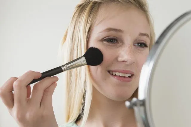 Bermodal Pensil Alis, Begini Lho 6 Langkah Bikin Makeup Freckles yang Kembali Ngehits 11