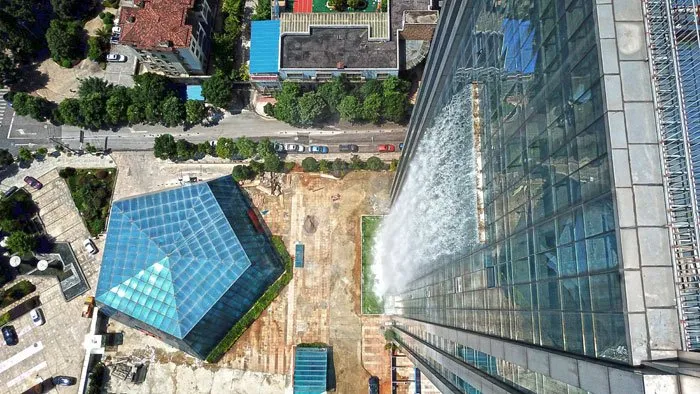 Air Terjun Setinggi 106 Meter Dibangun di Gedung Pencakar Langit di China. Memang Gila Sih Idenya! 14