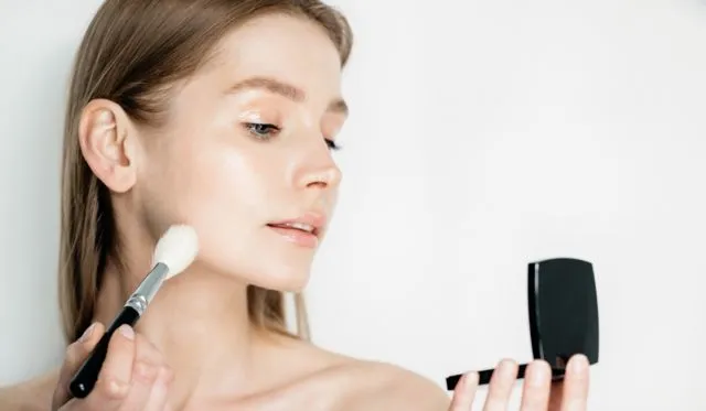 8 Tips Makeup untuk Kulit Berminyak Agar Tahan Lama 13