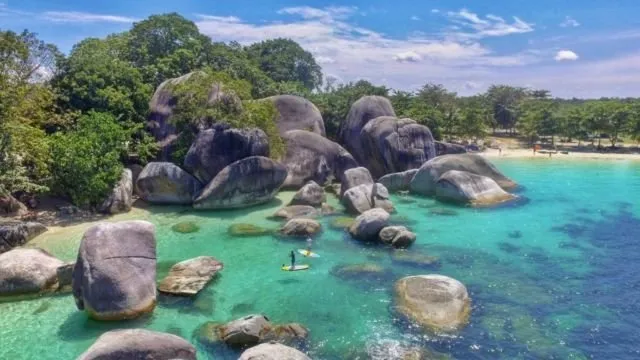 10 Destinasi Hits di Negeri Laskar Pelangi, Belitung. Keindahan Pantainya Bikin Males Pulang! 20