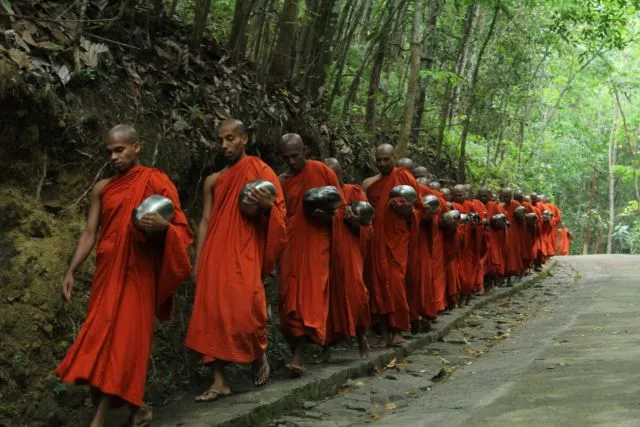Potret Kehidupan Biksu di Thailand. Dari Wajib Meditasi Hingga Harus Jalan Kaki Tanpa Alas Kaki 15