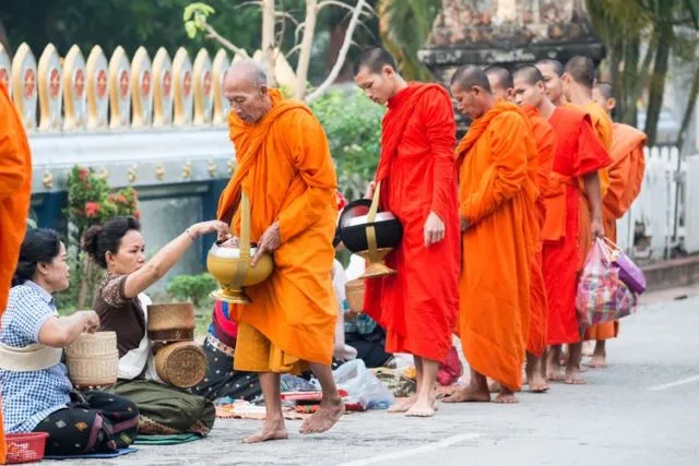 Potret Kehidupan Biksu di Thailand. Dari Wajib Meditasi Hingga Harus Jalan Kaki Tanpa Alas Kaki 14