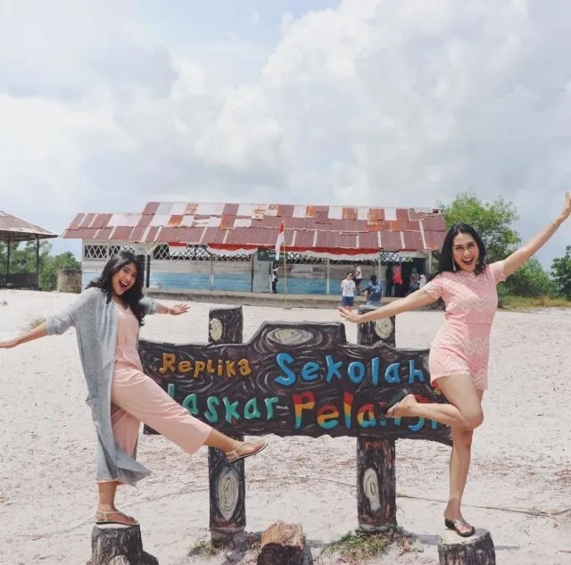 10 Destinasi Hits di Negeri Laskar Pelangi, Belitung. Keindahan Pantainya Bikin Males Pulang! 15