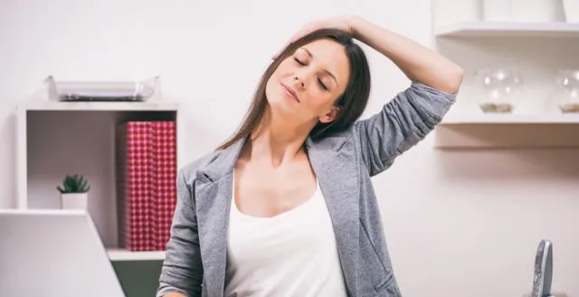 7 Gerakan Yoga Sederhana yang Bisa Dilakukan di Kantor. Rasa Capek Bisa Hilang Seketika Lho 13
