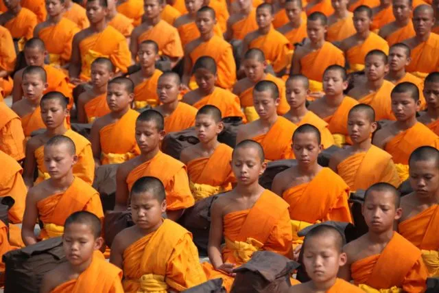 Potret Kehidupan Biksu di Thailand. Dari Wajib Meditasi Hingga Harus Jalan Kaki Tanpa Alas Kaki 12