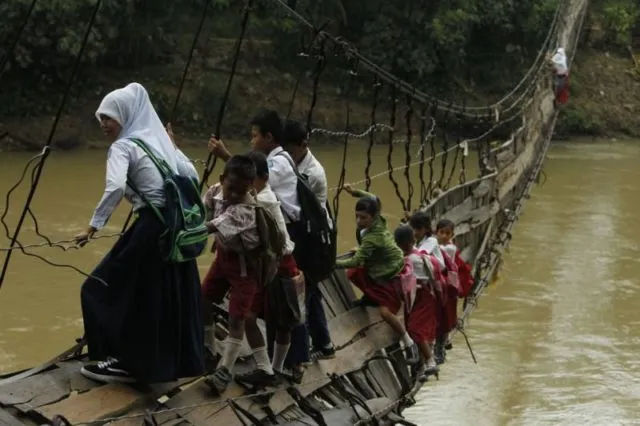 10+ Potret Anak Berangkat Sekolah dari Berbagai Belahan Dunia. Ada yang Perjuangannya Berat Banget 29