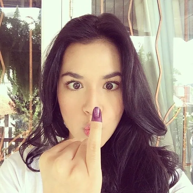 12 Gaya Foto Selebritas yang Cukup Nyeleneh di Media Sosial. Mereka Juga Bosan Gaya Syantik Kali, Ya? 23
