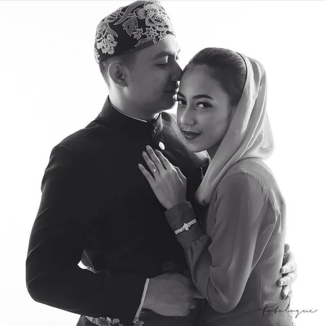 15 Ide Foto Pranikah Berkonsep Hitam Putih yang Tak Lekang oleh Waktu. Tinggal Maksimalkan Gayamu 29