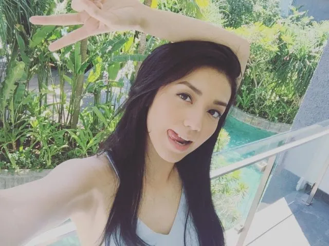 12 Gaya Foto Selebritas yang Cukup Nyeleneh di Media Sosial. Mereka Juga Bosan Gaya Syantik Kali, Ya? 19