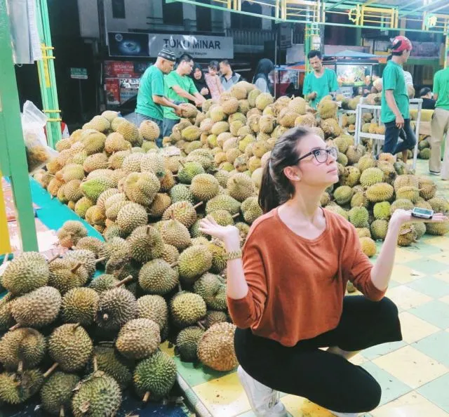 12 Gaya Foto Selebritas yang Cukup Nyeleneh di Media Sosial. Mereka Juga Bosan Gaya Syantik Kali, Ya? 15