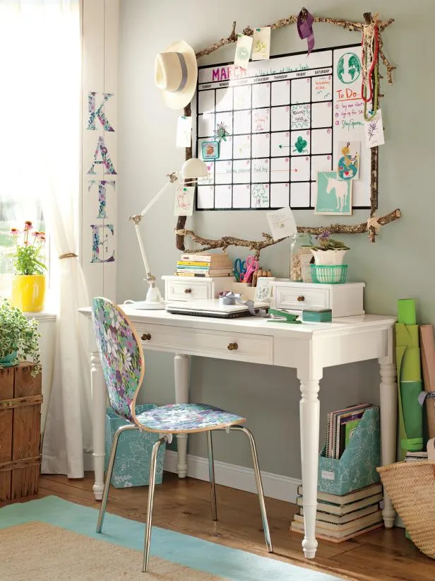 16 Ide Meja Belajar yang Rapi dan Cocok untuk Kamar Ukuran Mini. Nggak Akan Mager Lagi Kalau Udah Begini! 23