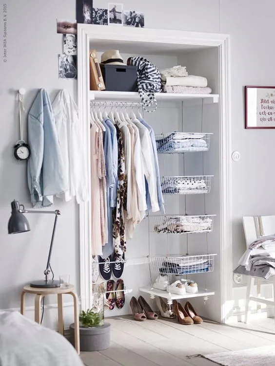 15 Inspirasi Open Wardrobe Cantik Memikat di Kamar. Berasa Lagi Belanja di Rumah Sendiri Sih Kalau Dipajang Begini 24