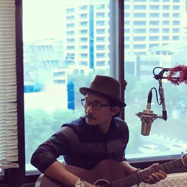 10 Lagu ini Bisa Bikin Kamu Nggak Suuzan sama Pasangan yang Nggak Kunjung Balas Chat. Sabar, Yha~ 18