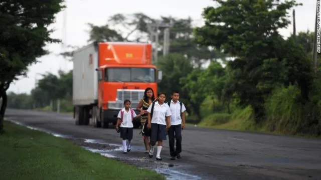 10+ Potret Anak Berangkat Sekolah dari Berbagai Belahan Dunia. Ada yang Perjuangannya Berat Banget 27