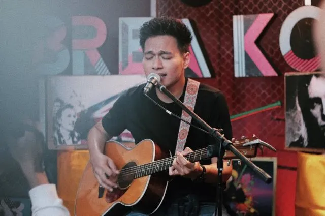 10 Lagu ini Bisa Bikin Kamu Nggak Suuzan sama Pasangan yang Nggak Kunjung Balas Chat. Sabar, Yha~ 16