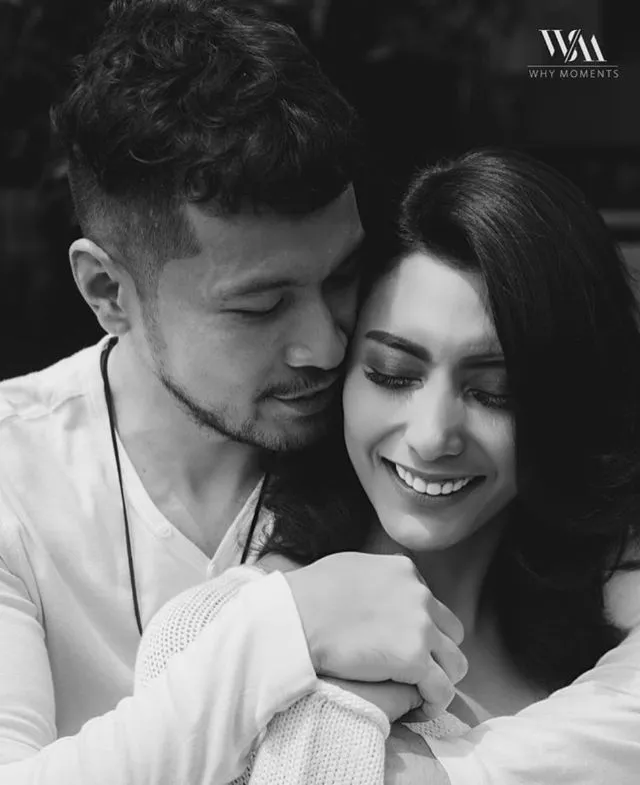15 Ide Foto Pranikah Berkonsep Hitam Putih yang Tak Lekang oleh Waktu. Tinggal Maksimalkan Gayamu 26