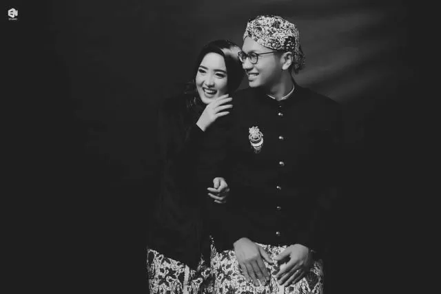 15 Ide Foto Pranikah Berkonsep Hitam Putih yang Tak Lekang oleh Waktu. Tinggal Maksimalkan Gayamu 27