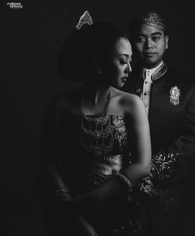 15 Ide Foto Pranikah Berkonsep Hitam Putih yang Tak Lekang oleh Waktu. Tinggal Maksimalkan Gayamu 25