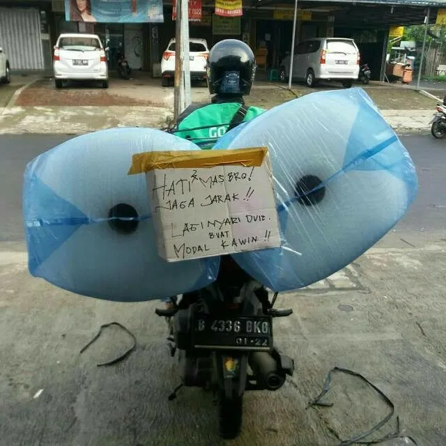 15 Momen Berat Abang Ojol Saat Antar Pesanan Nggak Logis. Dari Kasur Sampai Kulkas, Dibawa Pake Motor! 19