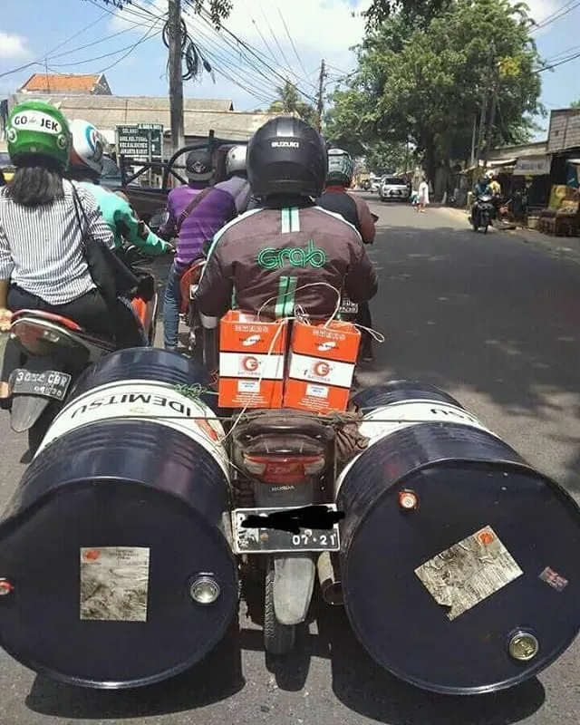 15 Momen Berat Abang Ojol Saat Antar Pesanan Nggak Logis. Dari Kasur Sampai Kulkas, Dibawa Pake Motor! 26