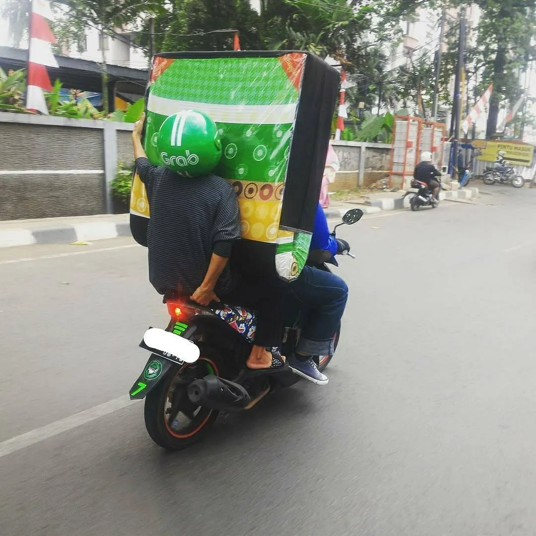 15 Momen Berat Abang Ojol Saat Antar Pesanan Nggak Logis. Dari Kasur Sampai Kulkas, Dibawa Pake Motor! 22