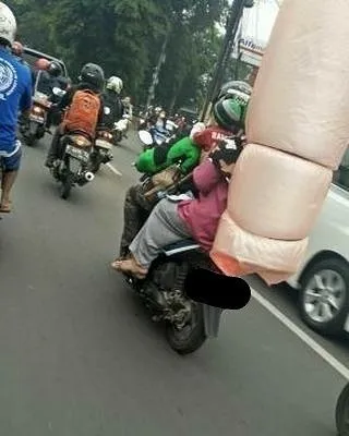 15 Momen Berat Abang Ojol Saat Antar Pesanan Nggak Logis. Dari Kasur Sampai Kulkas, Dibawa Pake Motor! 24