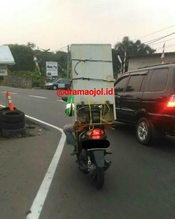 15 Momen Berat Abang Ojol Saat Antar Pesanan Nggak Logis. Dari Kasur Sampai Kulkas, Dibawa Pake Motor! 20