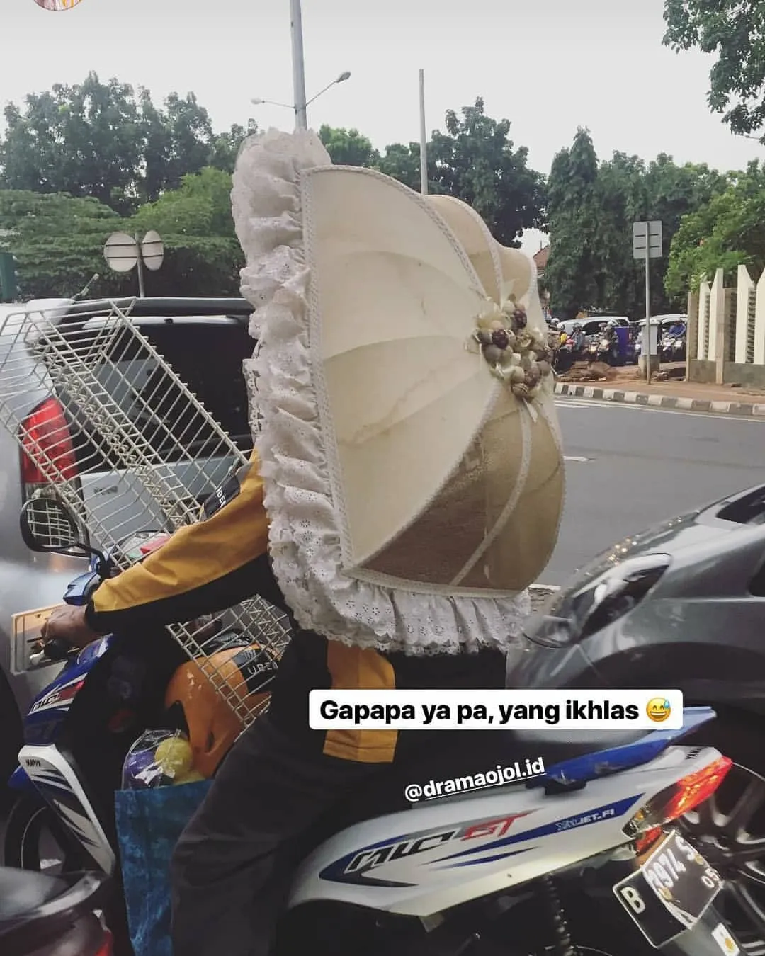 15 Momen Berat Abang Ojol Saat Antar Pesanan Nggak Logis. Dari Kasur Sampai Kulkas, Dibawa Pake Motor! 25
