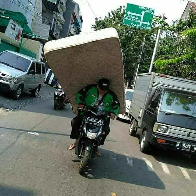 15 Momen Berat Abang Ojol Saat Antar Pesanan Nggak Logis. Dari Kasur Sampai Kulkas, Dibawa Pake Motor! 18