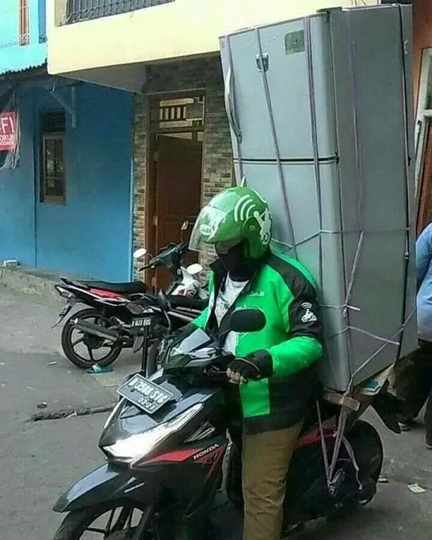 15 Momen Berat Abang Ojol Saat Antar Pesanan Nggak Logis. Dari Kasur Sampai Kulkas, Dibawa Pake Motor! 21