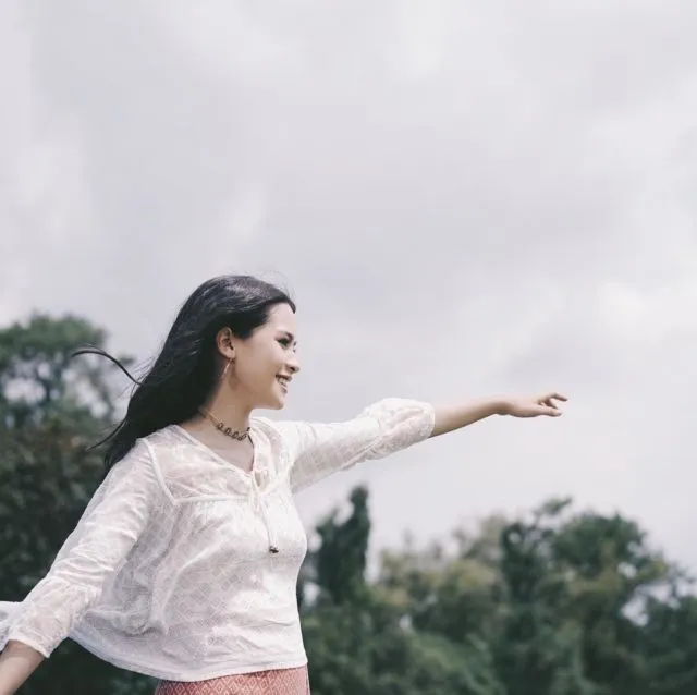 10 Lagu ini Bisa Bikin Kamu Nggak Suuzan sama Pasangan yang Nggak Kunjung Balas Chat. Sabar, Yha~ 15