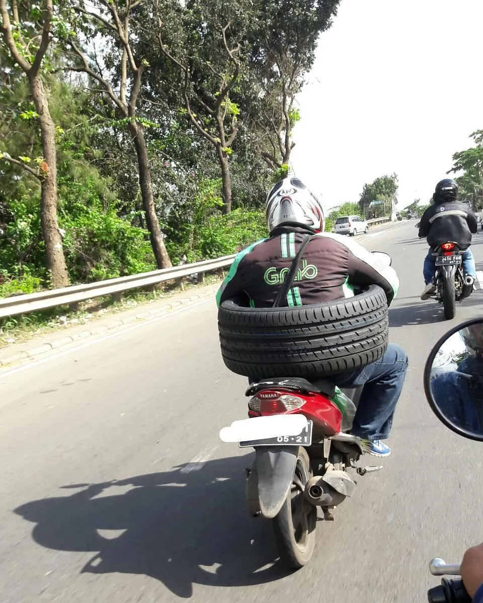 15 Momen Berat Abang Ojol Saat Antar Pesanan Nggak Logis. Dari Kasur Sampai Kulkas, Dibawa Pake Motor! 23